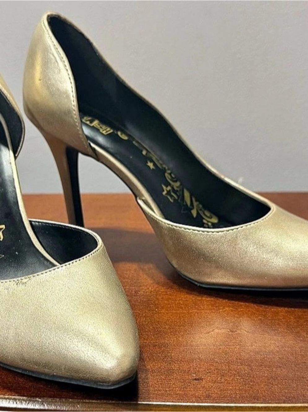 Michelle Gold Pointed-Toe Heels US 7